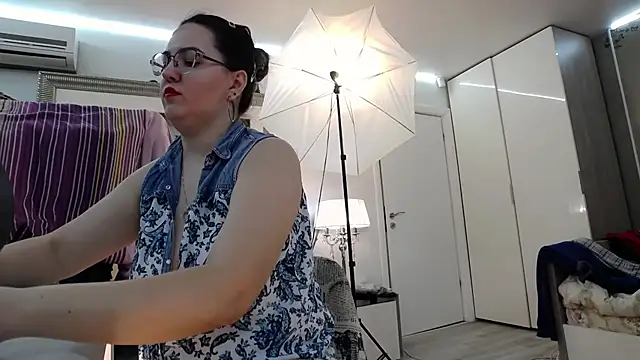 Snapshot of ILoveToFeelU chatting on February 13, 10:11 pm ILoveToFeelU online show from February 13, 10:11 pm