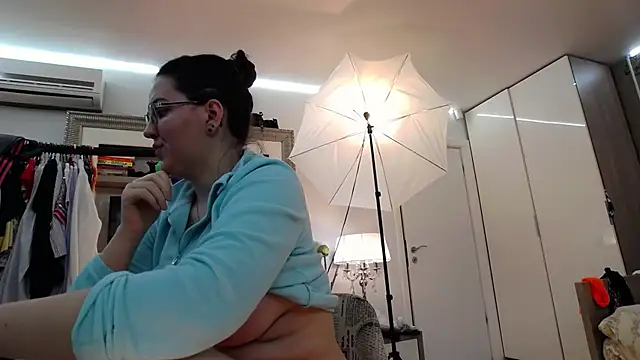 Snapshot of ILoveToFeelU chatting on February 28, 6:32 am ILoveToFeelU online show from February 28, 6:32 am