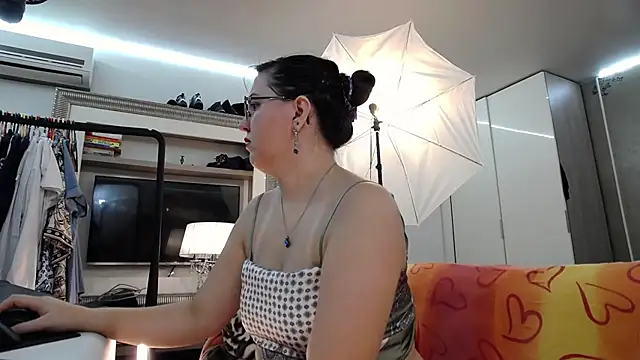 Snapshot of ILoveToFeelU chatting on October 19, 4:29 pm ILoveToFeelU online show from October 19, 4:29 pm