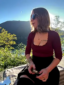 Mia Railey online show from November 5, 2:28 pm