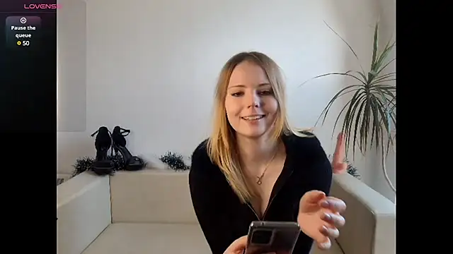 Snapshot of Frosty_Princess chatting on December 8, 1:03 pm Frosty Princess online show from December 8, 1:03 pm