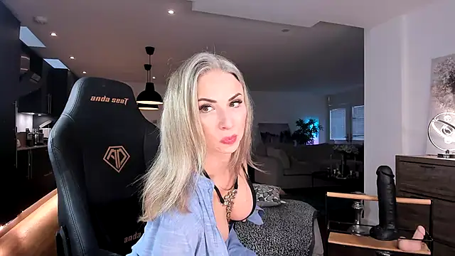 GoddessElizabethX online show from December 17, 3:39 pm