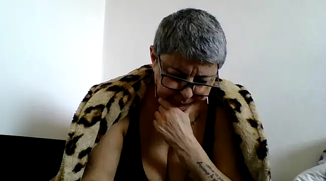 roseblak42 online show from March 7, 9:07 am