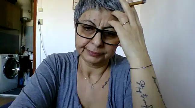 roseblak42 online show from March 20, 2:21 pm