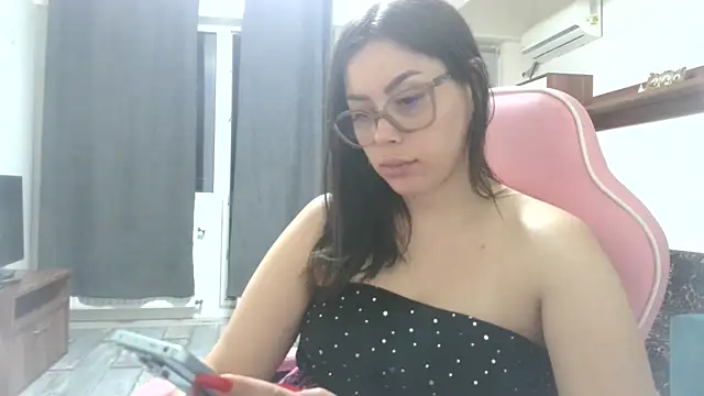 Snapshot of LovelyJulliette chatting on June 1, 10:33 pm LovelyJulliette online show from June 1, 10:33 pm