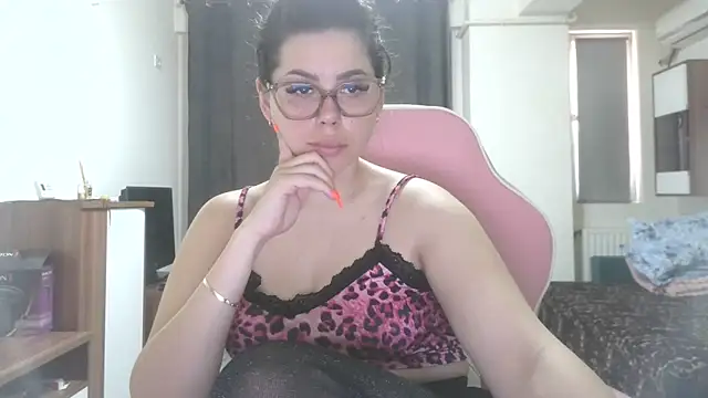Snapshot of LovelyJulliette chatting on June 7, 11:25 am LovelyJulliette online show from June 7, 11:25 am