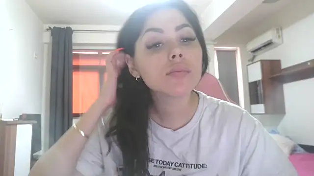 Snapshot of LovelyJulliette chatting on June 9, 12:50 pm LovelyJulliette online show from June 9, 12:50 pm