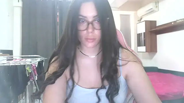 Snapshot of LovelyJulliette chatting on June 20, 3:15 pm LovelyJulliette online show from June 20, 3:15 pm
