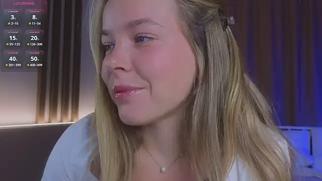 Snapshot of milly_shy chatting on December 4, 6:44 am milly shy online show from December 4, 6:44 am