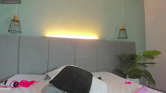 LiaVelez online show from February 19, 7:27 pm