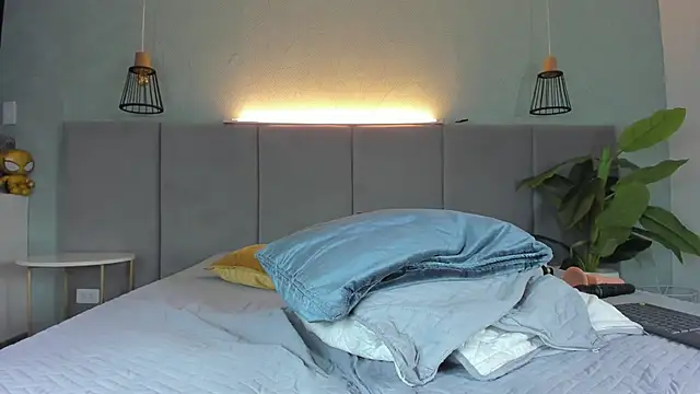 LiaVelez online show from March 15, 7:05 pm