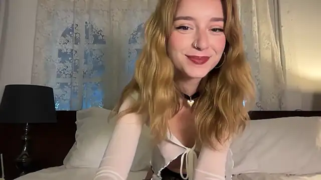 Snapshot of SirenaBelle chatting on May 1, 11:42 pm SirenaBelle online show from May 1, 11:42 pm