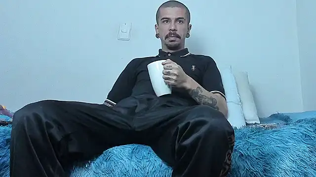 Aaron BigDickxxx online show from October 20, 6:36 am