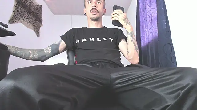 Snapshot of Aaron_BigDickxxx chatting on June 1, 8:32 pm Aaron BigDickxxx online show from June 1, 8:32 pm
