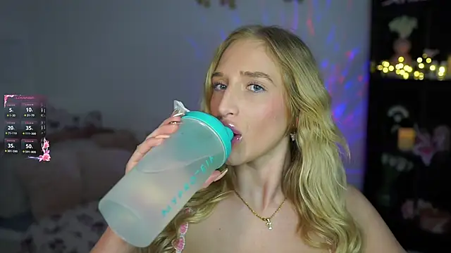 Nicolette  Shea  online show from January 16, 1:58 pm