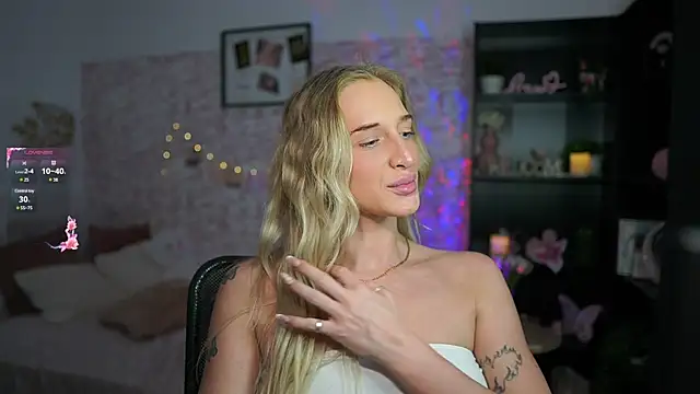 Nicolette  Shea  online show from March 9, 5:06 pm