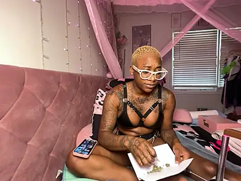 Snapshot of VixenCapri chatting on June 24, 3:55 pm VixenCapri online show from June 24, 3:55 pm