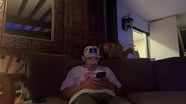 RoodoggXL online show from December 17, 3:12 am