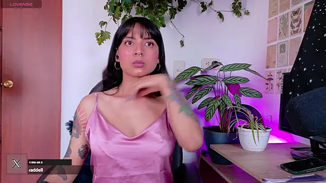 Yeriawaddell  online show from December 19, 2:46 pm