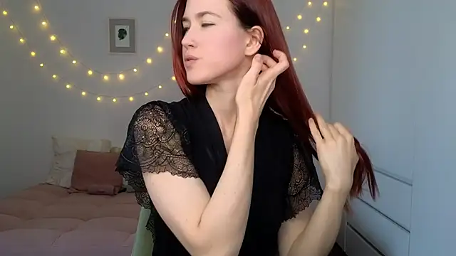 Snapshot of AliciaNewell chatting on April 28, 8:19 am AliciaNewell online show from April 28, 8:19 am
