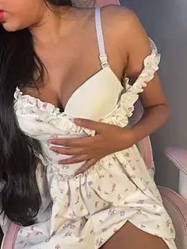 Snapshot of sneha_babe chatting on June 8, 8:15 am sneha babe online show from June 8, 8:15 am