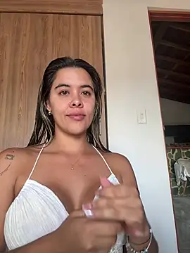 Snapshot of Emilia_Bakerr chatting on May 6, 6:13 pm Emilia Bakerr online show from May 6, 6:13 pm