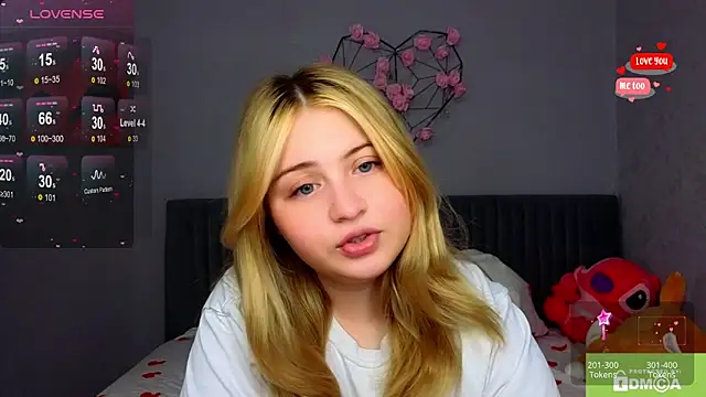 shy blondiee online show from December 10, 11:40 pm