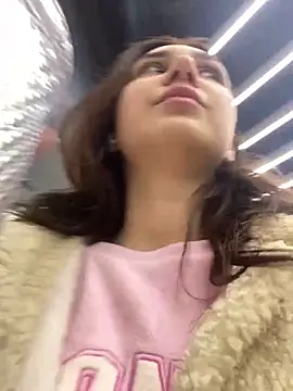 QuitieLia online show from December 8, 3:13 pm