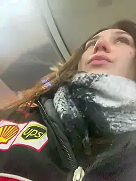 QuitieLia online show from December 13, 3:11 pm