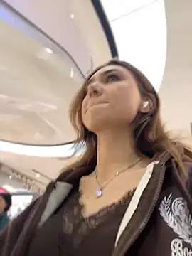 QuitieLia online show from April 22, 1:12 pm