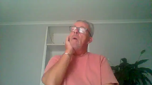 Snapshot of tuggy59 chatting on September 15, 5:18 am tuggy59 online show from September 15, 5:18 am