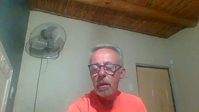 Snapshot of tuggy59 chatting on October 12, 5:39 am tuggy59 online show from October 12, 5:39 am