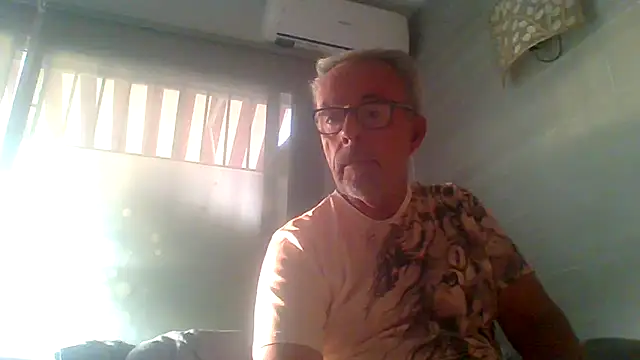 Snapshot of tuggy59 chatting on November 4, 7:18 am tuggy59 online show from November 4, 7:18 am