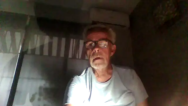 Snapshot of tuggy59 chatting on November 16, 6:41 am tuggy59 online show from November 16, 6:41 am