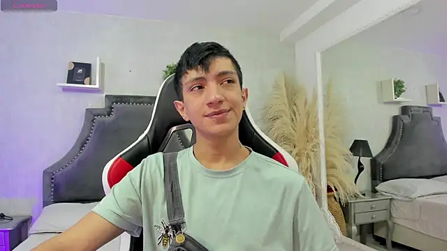 DereckCooperr online show from April 24, 10:56 pm