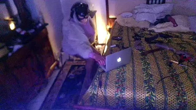 Snapshot of CharlotteVixxens chatting on April 30, 12:17 am CharlotteVixxens online show from April 30, 12:17 am