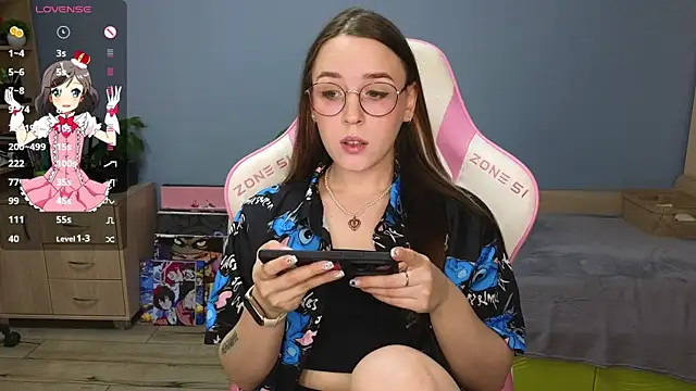 Snapshot of Sweet_frosti chatting on December 19, 2:56 am Sweet frosti online show from December 19, 2:56 am