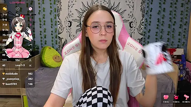 Snapshot of Sweet_frosti chatting on January 13, 6:27 am Sweet frosti online show from January 13, 6:27 am