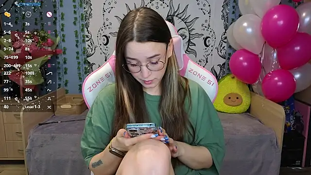 Snapshot of Sweet_frosti chatting on January 19, 3:18 am Sweet frosti online show from January 19, 3:18 am