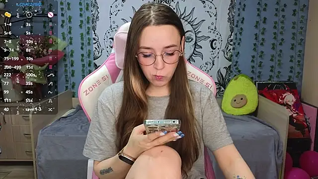 Snapshot of Sweet_frosti chatting on February 4, 3:00 am Sweet frosti online show from February 4, 3:00 am