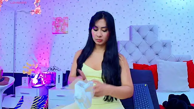 JulietaReyess online show from March 3, 11:49 am