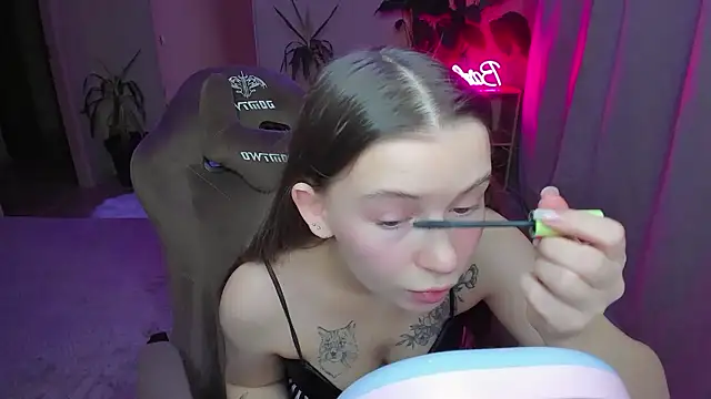 HelloRoxy online show from December 5, 6:33 pm