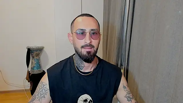 Snapshot of Baddfuckerr chatting on January 19, 5:49 pm Baddfuckerr online show from January 19, 5:49 pm