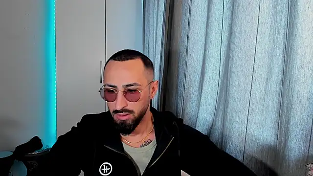 Snapshot of Baddfuckerr chatting on February 7, 8:01 am Baddfuckerr online show from February 7, 8:01 am