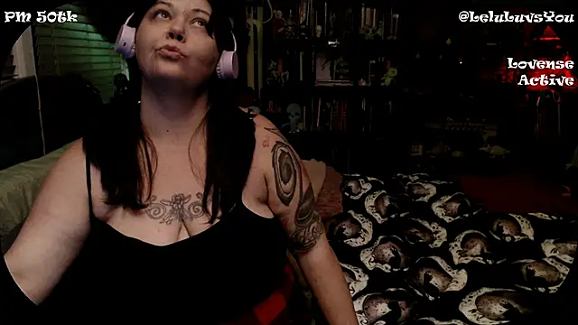 Snapshot of LeluLuvsYou chatting on December 11, 6:25 am LeluLuvsYou online show from December 11, 6:25 am