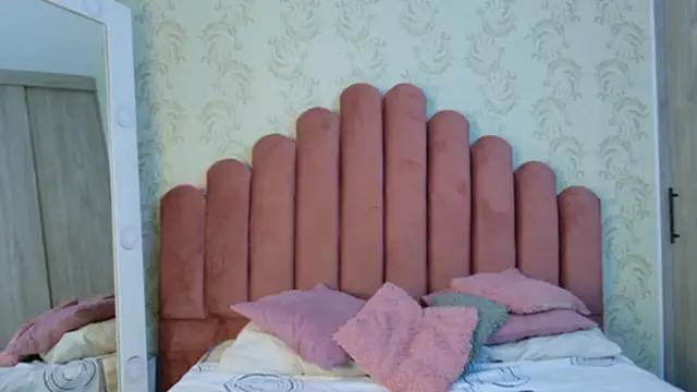 Snapshot of Bella_Fior chatting on October 15, 12:00 am Bella Fior online show from October 15, 12:00 am