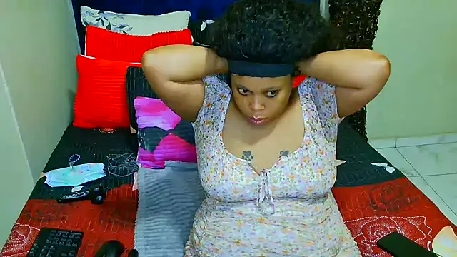 THESHORTQUEEN online show from December 17, 2:28 am