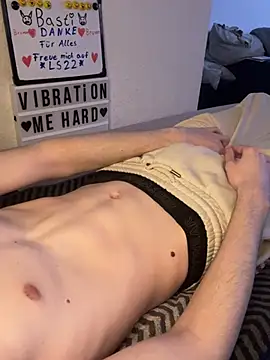 Snapshot of secret_dream415 chatting on March 4, 7:43 pm secret dream415 online show from March 4, 7:43 pm