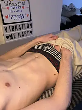 Snapshot of secret_dream415 chatting on March 12, 7:17 pm secret dream415 online show from March 12, 7:17 pm