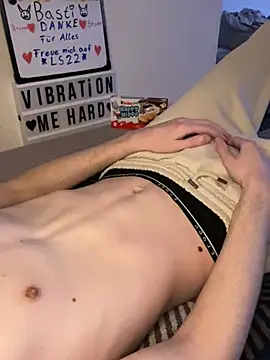 Snapshot of secret_dream415 chatting on March 14, 7:23 pm secret dream415 online show from March 14, 7:23 pm